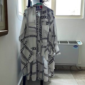 Beautiful irregular length blouse. Very airy and perfect for a tall figure.